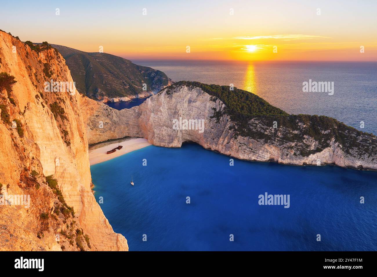 Zante, Grecia. Navagio Beach con relitto al tramonto. Foto Stock