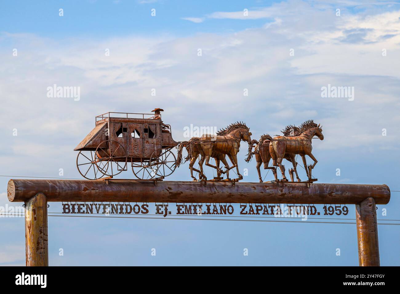 Figura o sagoma di un carro trainato da cavalli del vecchio mondo cowboy del vecchio West all'ingresso ad arco dell'Emiliano Zapata cananea ejido, Sonora, Messico, 10 agosto 2024. Scultura in acciaio (foto di Luis Gutierrez/ Norte Photo) Figura o silueta de carreta de caballo del mundo vaquero del viejo oeste en la entrada de arco al ejido Emiliano Zapata Cananea Sonora Messico 10 ago 2024. Scultura de acero (foto di Luis Gutierrez/Norte Photo) Foto Stock