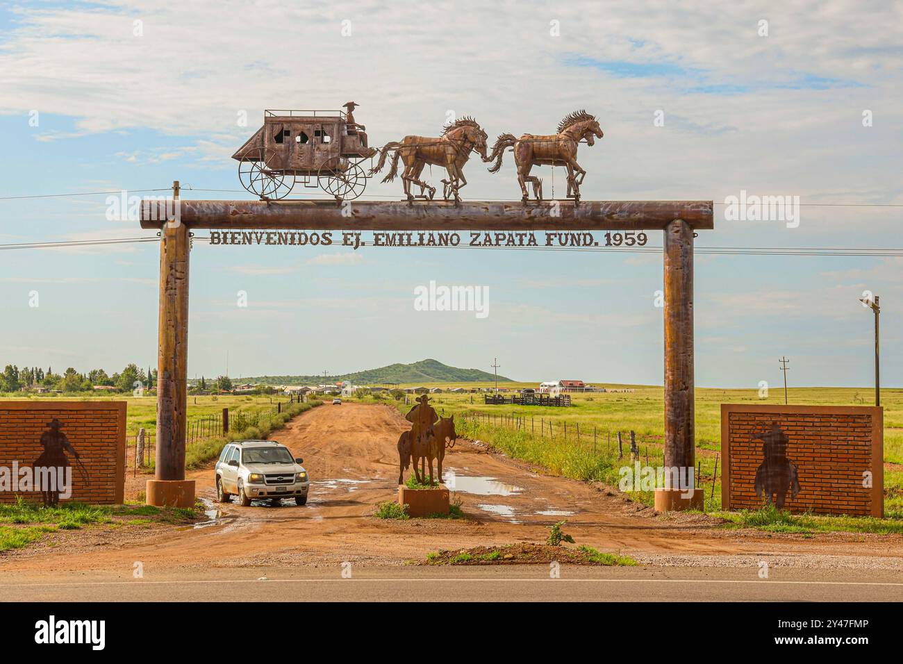 Figura o sagoma di un carro trainato da cavalli del vecchio mondo cowboy del vecchio West all'ingresso ad arco dell'Emiliano Zapata cananea ejido, Sonora, Messico, 10 agosto 2024. Scultura in acciaio (foto di Luis Gutierrez/ Norte Photo) Figura o silueta de carreta de caballo del mundo vaquero del viejo oeste en la entrada de arco al ejido Emiliano Zapata Cananea Sonora Messico 10 ago 2024. Scultura de acero (foto di Luis Gutierrez/Norte Photo) Foto Stock