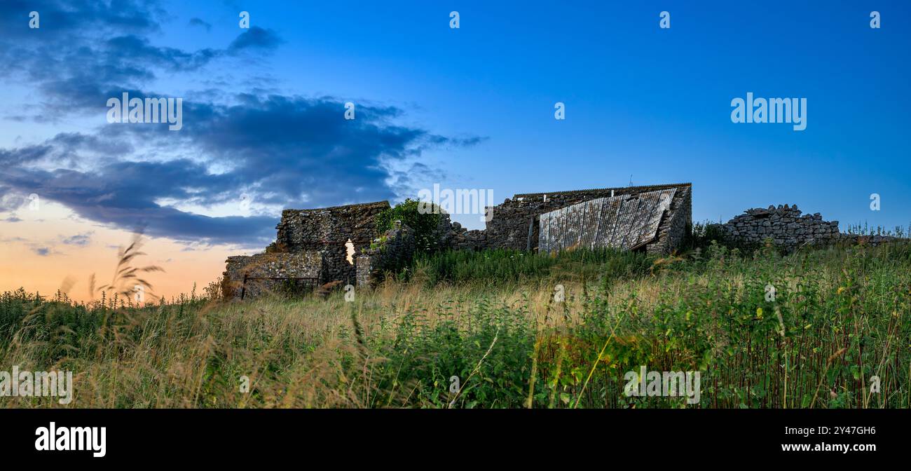 Vecchio fienile Dilapitadated in cima alle Mendips vicino a DearLeap al crepuscolo con cielo blu e leggero tramonto arancione Foto Stock