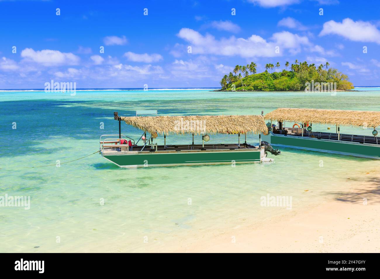Rarotonga, Spiaggia delle Isole Cook con barche sull'acqua tropicale alla laguna di muri. Foto Stock
