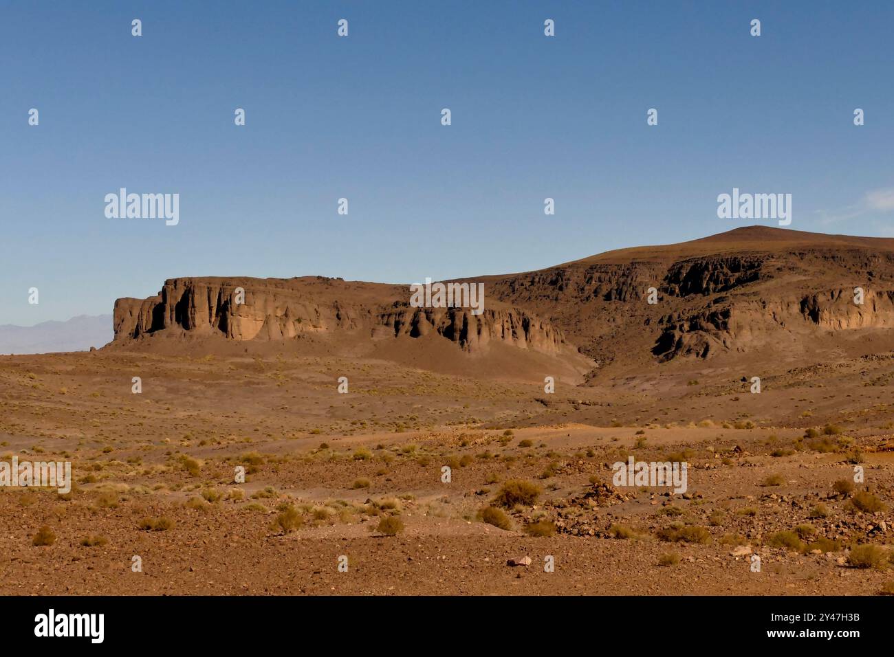 La strada tra Marrakech e Tata attraverso il passo tizi n'Tichka si snoda tra montagne innevate, antichi ksar berberi e valli desertiche Foto Stock