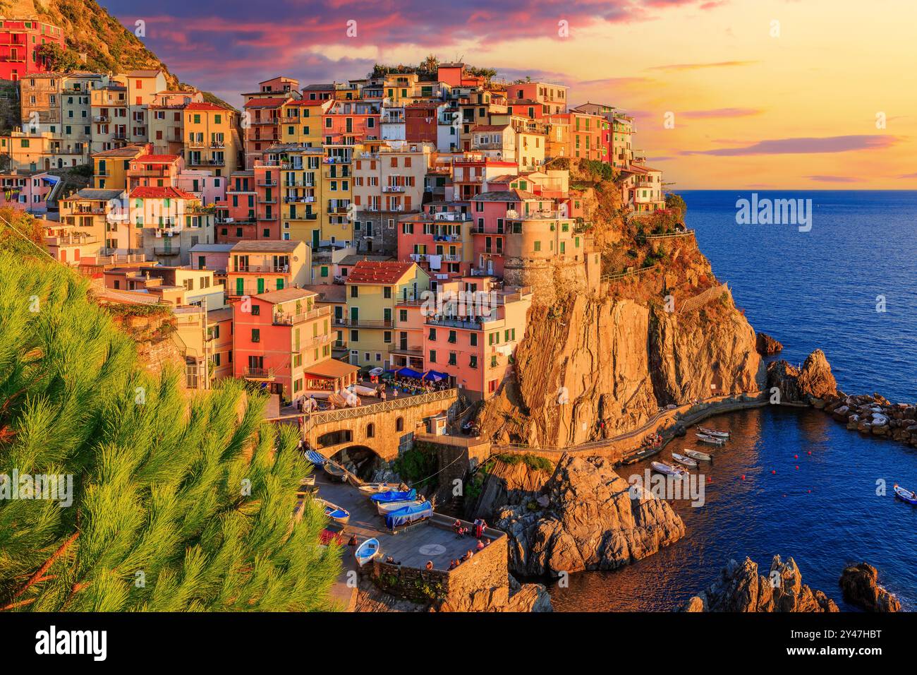 Il villaggio di Manarola al tramonto. Parco Nazionale delle Cinque Terre Liguria Italia. Foto Stock
