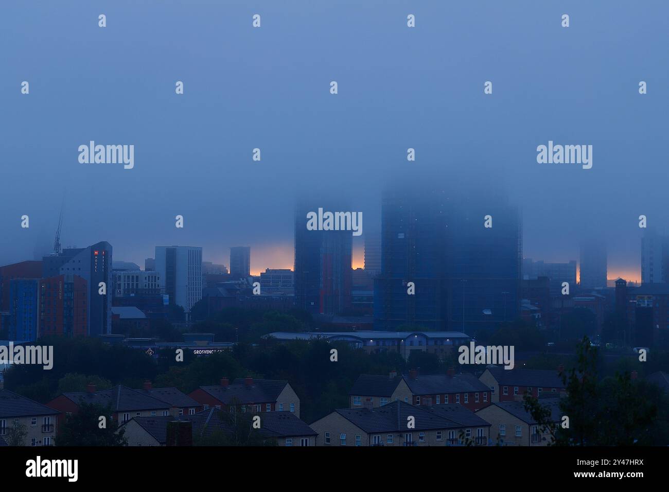 Una scena apocalittica mentre un'inversione di nuvole scende sul centro di Leeds all'alba. West Yorkshire, Regno Unito Foto Stock