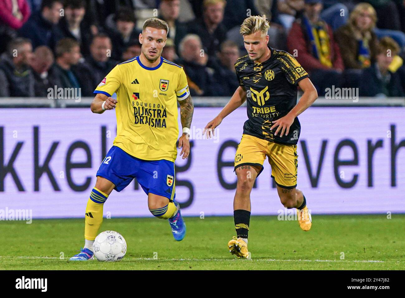 Leeuwarden, Paesi Bassi. 16 settembre 2024. LEEUWARDEN, PAESI BASSI - 16 SETTEMBRE: Mark Diemers del SC Cambuur, Jay Kruiver del Roda JC combattono per il pallone durante l'olandese Keuken Kampioen Divisie match tra SC Cambuur e Roda JC al Cambuur stadion il 16 settembre 2024 a Leeuwarden, Paesi Bassi. (Foto di Andre Weening/Orange Pictures) credito: dpa/Alamy Live News Foto Stock