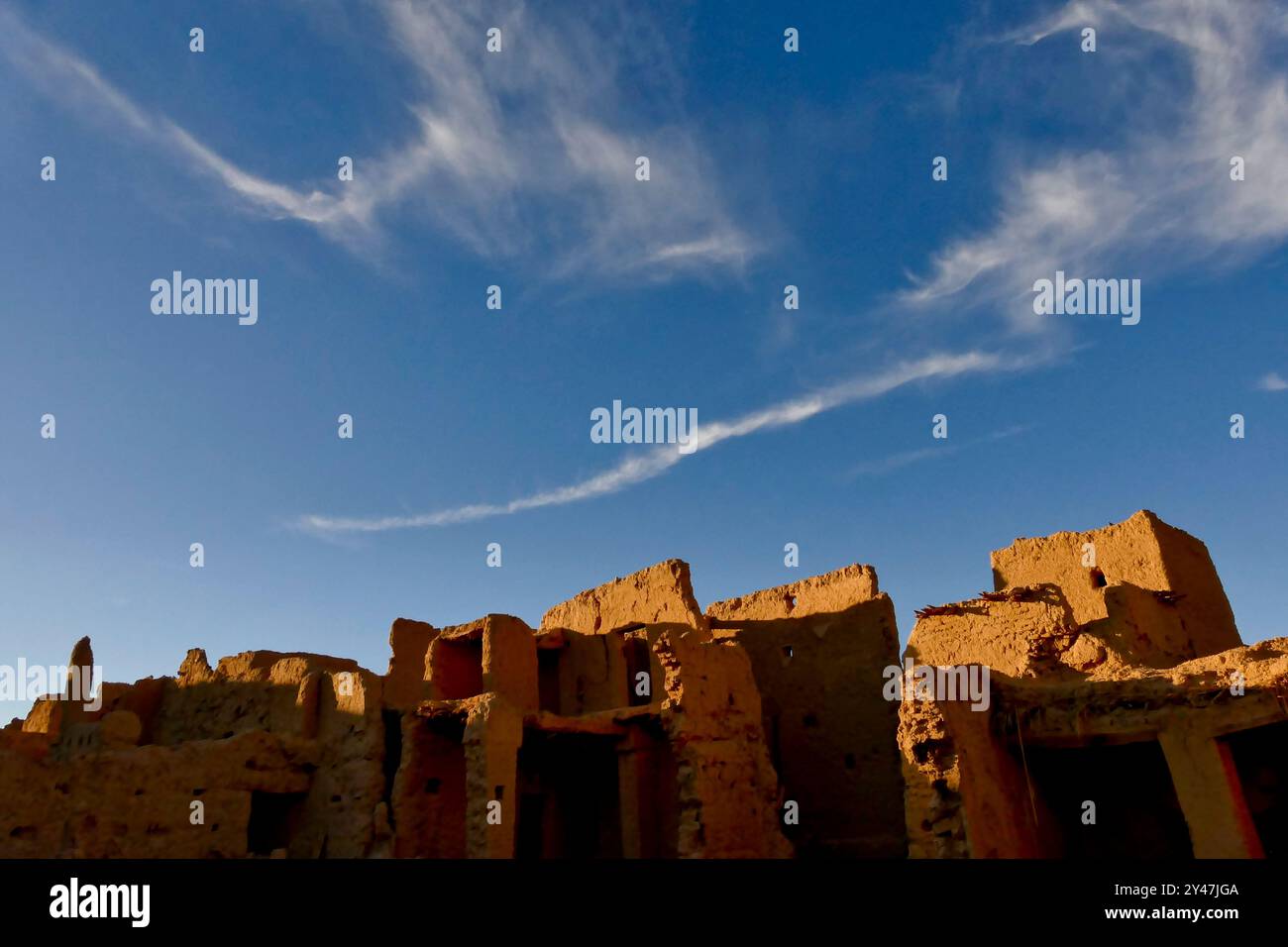 La strada tra Marrakech e Tata attraverso il passo tizi n'Tichka si snoda tra montagne innevate, antichi ksar berberi e valli desertiche Foto Stock