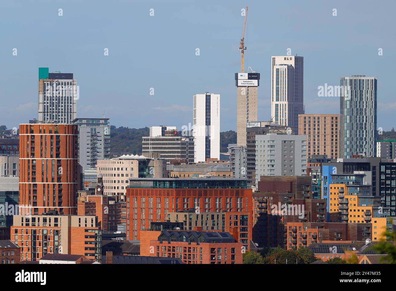 Una vista dell'area del quartiere dell'arena di Leeds City Centre con l'edificio piu' alto dello Yorkshire, il Cirrus Point, in costruzione Foto Stock