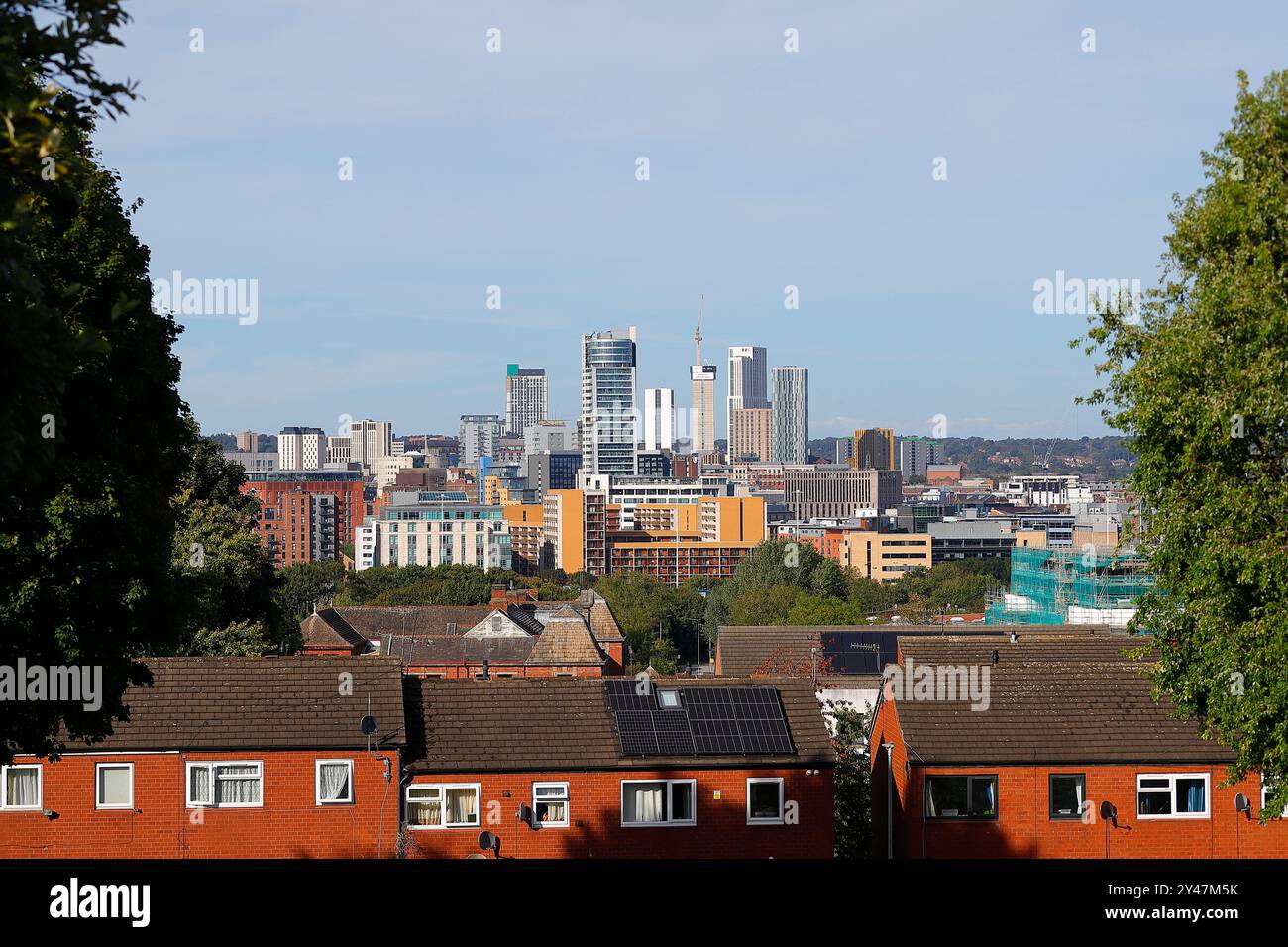 Una vista dell'area del quartiere dell'arena di Leeds City Centre con l'edificio piu' alto dello Yorkshire, il Cirrus Point, in costruzione Foto Stock