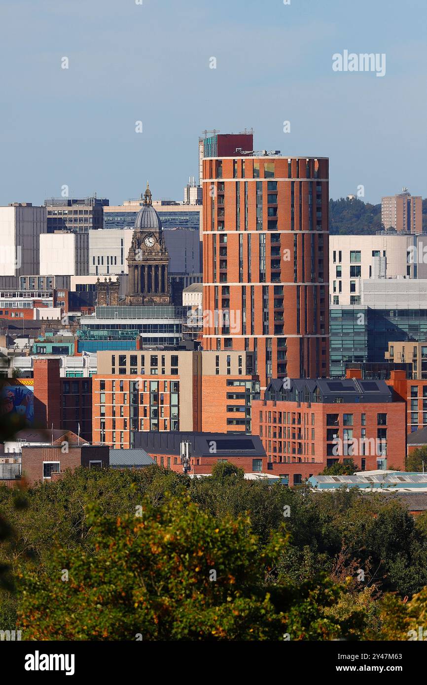 The Candle House & Leeds Town Hall nel centro di Leeds, West Yorkshire, Regno Unito Foto Stock