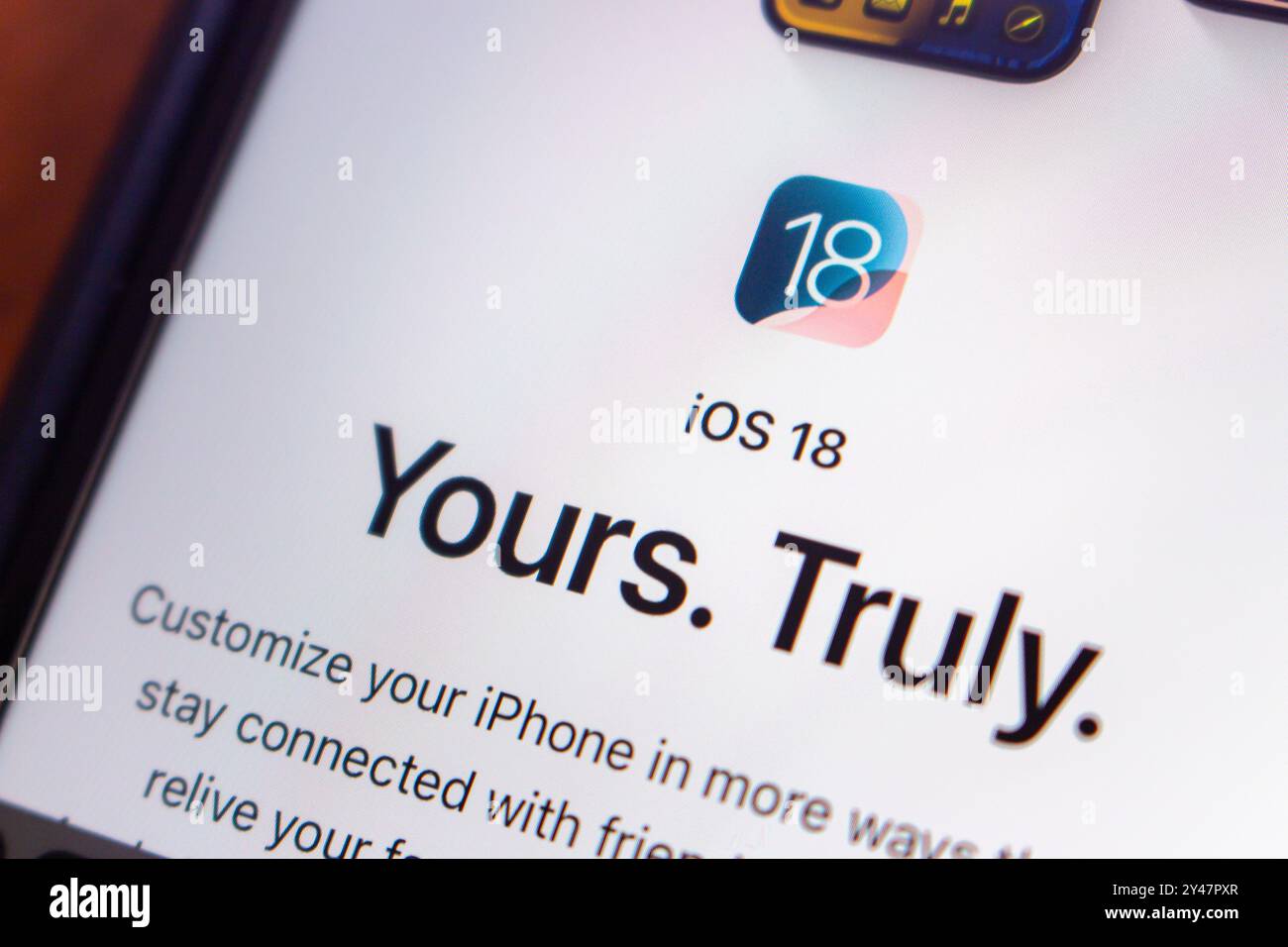 Il sito Web IOS 18 viene visualizzato sullo schermo di un iPhone. IOS 18 è il più recente sistema operativo per iPhone con funzionalità di personalizzazione e intelligenza artificiale ottimizzate Foto Stock