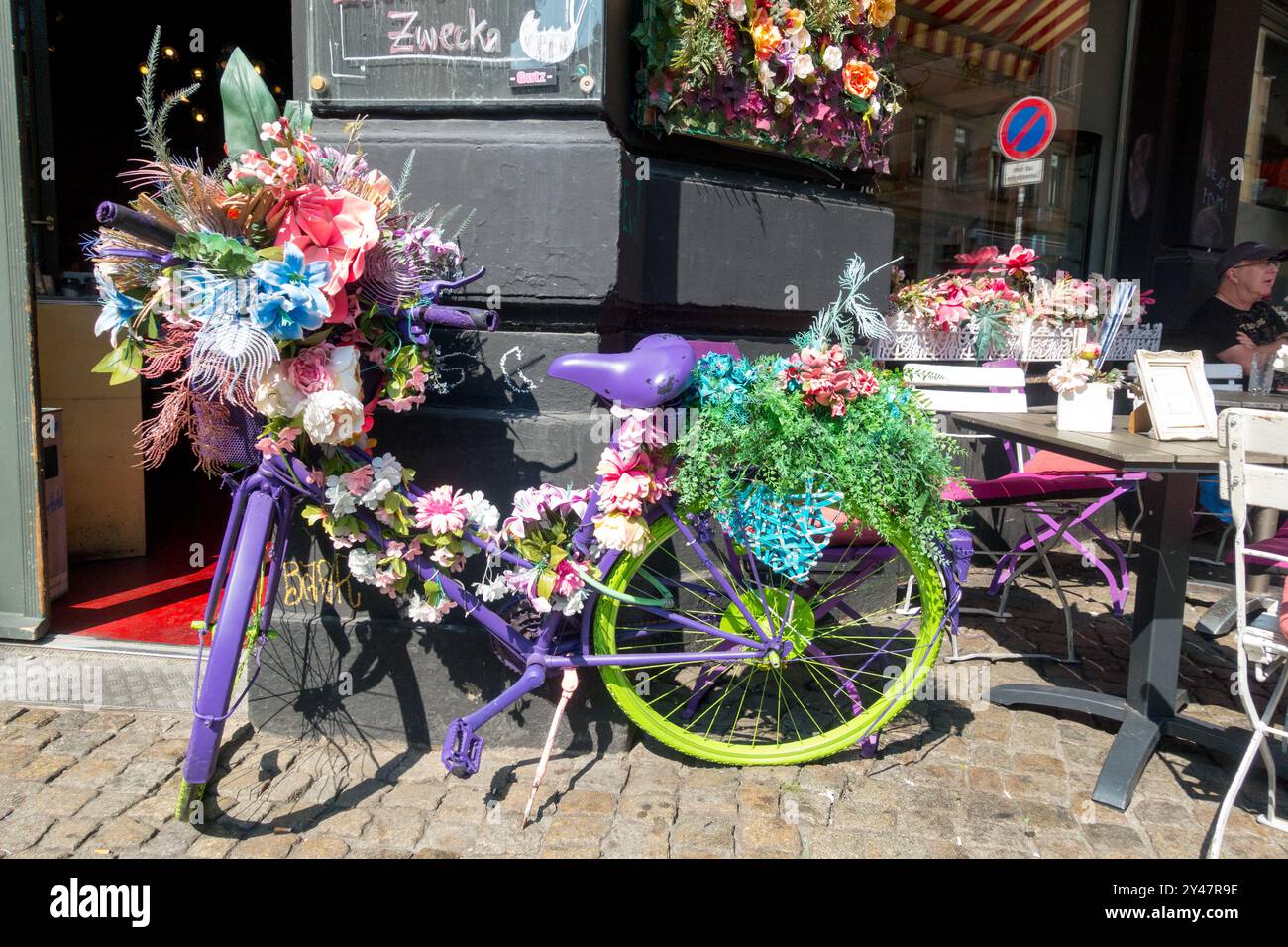 Bicicletta decorativa marciapiede strada City Town District Neustadt, Bar ristorante Dresda Sassonia Germania Europa tedesco europeo Foto Stock