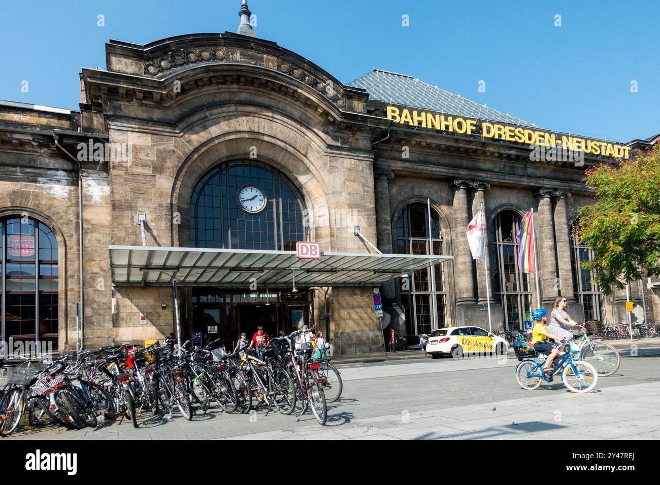 Città città distretto stazione ferroviaria Bahnhof Neustadt Dresda Sassonia Germania Europa tedesco europeo Foto Stock