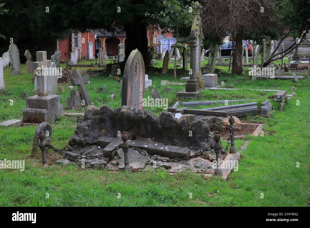 Gosport, Hampshire, Inghilterra. 9 settembre 2024. Un paesaggio di lapidi. Questa foto fa parte di una serie che ho scattato in un recente tour guidato del Cimitero di Anns Hill durante gli Open Days del Gosport Heritage. L'evento si svolse sul lato vecchio del cimitero (il vecchio e il nuovo essendo separati da Anns Hill Road) e fu chiamato "Funery and Flora". Foto Stock