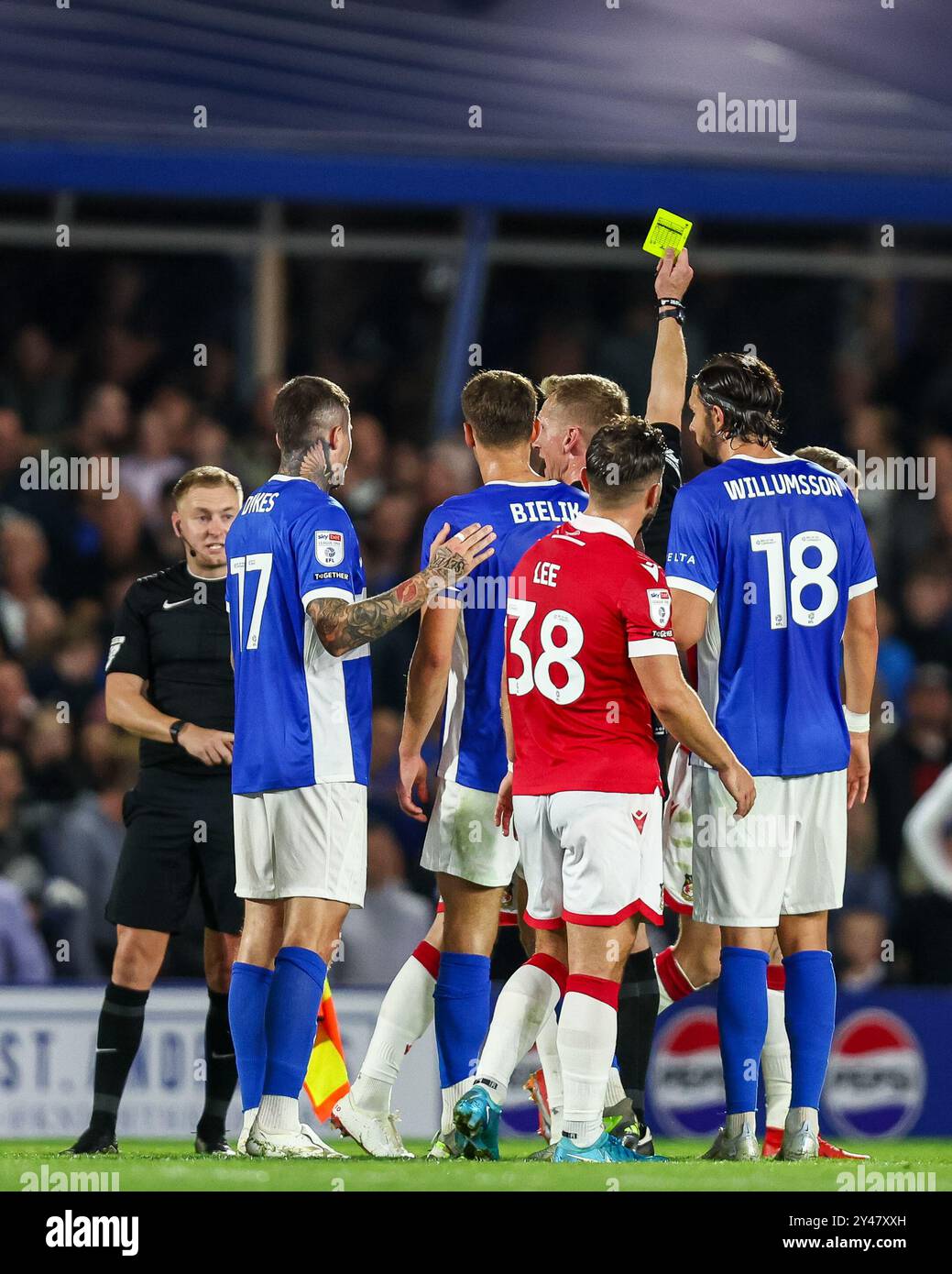 Knighthead Park, Birmingham lunedì 16 settembre 2024. L'arbitro Scott Oldham mostra la prima delle 2 carte gialle dopo il bagliore dei temperamenti durante la partita Sky Bet League 1 tra Birmingham City e Wrexham a St Andrews al Knighthead Park, Birmingham lunedì 16 settembre 2024. (Foto: Stuart Leggett | mi News) crediti: MI News & Sport /Alamy Live News Foto Stock