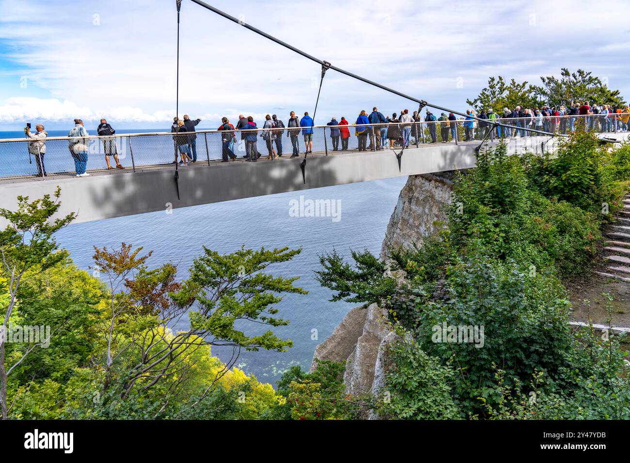 Lo Skywalk Königsstuhl sulle scogliere di gesso di Rügen, piattaforma panoramica sulla famosa formazione rocciosa di Königsstuhl, senza barriere, nel Jasmund National Foto Stock