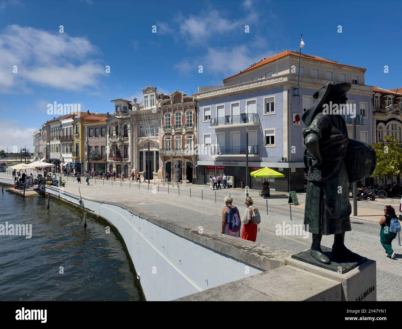 Aveiro, Portogallo - 28 maggio 2024: Veduta di un canale nella parte bassa della città di Aveiro, Portogallo. Foto Stock