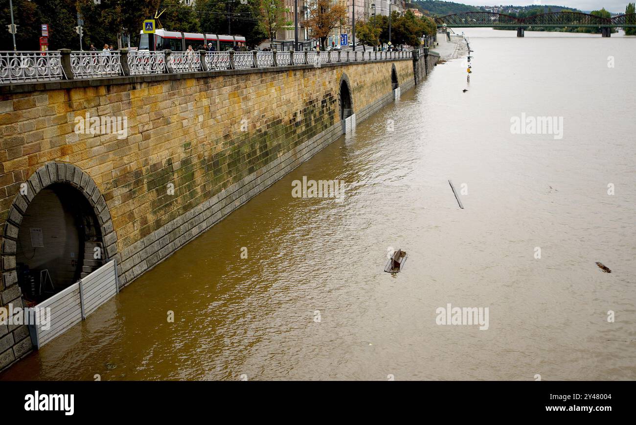 Praga, Repubblica Ceca. 16 settembre 2024. Una sezione di argine del fiume Moldava è inondata a Praga, nella Repubblica Ceca, il 16 settembre 2024. Almeno tre persone erano morte e altre sette sono scomparse a causa delle inondazioni causate dalle piogge estreme nella Repubblica ceca, ha detto la polizia lunedì. Crediti: Dana Kesnerova/Xinhua/Alamy Live News Foto Stock