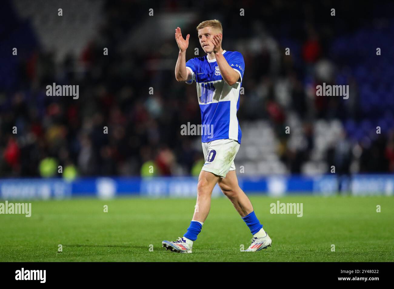 Alex Cochrane di Birmingham City applaude i tifosi di casa dopo la partita Sky Bet League 1 Birmingham City vs Wrexham al St. Andrew's @ Knighthead Park, Birmingham, Regno Unito, 16 settembre 2024 (foto di Gareth Evans/News Images) Foto Stock