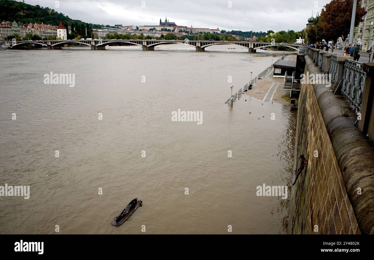 Praga, Repubblica Ceca. 16 settembre 2024. Una sezione di argine del fiume Moldava è inondata a Praga, nella Repubblica Ceca, il 16 settembre 2024. Almeno tre persone erano morte e altre sette sono scomparse a causa delle inondazioni causate dalle piogge estreme nella Repubblica ceca, ha detto la polizia lunedì. Crediti: Dana Kesnerova/Xinhua/Alamy Live News Foto Stock