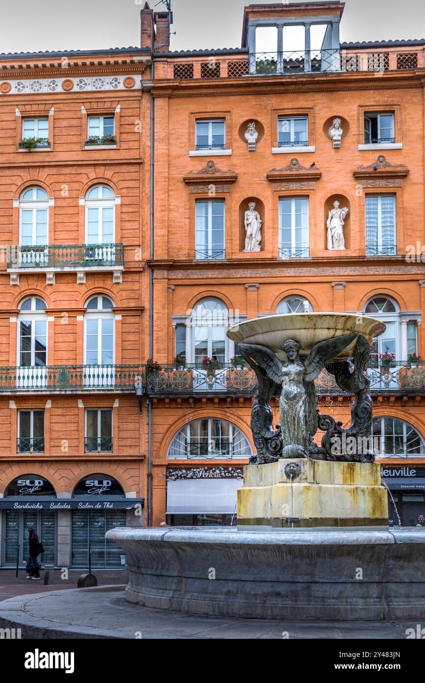 Tolosa, Francia - 8 settembre 2024: Fontana di Place de la Trinité nel centro storico di Tolosa Foto Stock