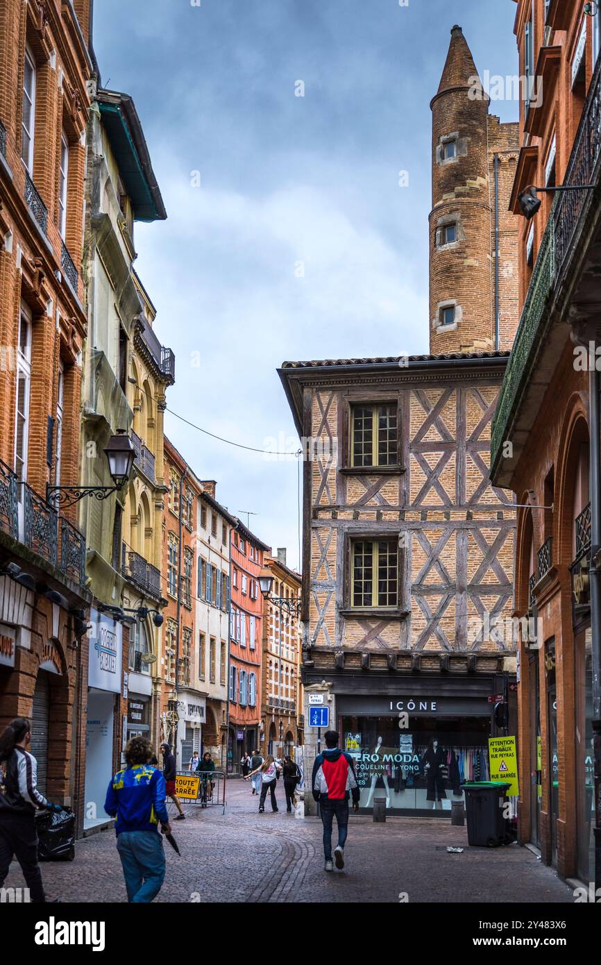 Tolosa, Francia - 8 settembre 2024: Tour de Serta con il pittoresco edificio di Tolosa, Francia Foto Stock