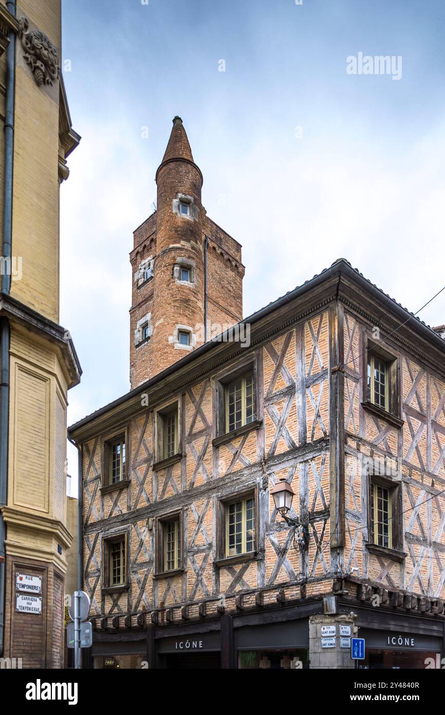 Tolosa, Francia - 8 settembre 2024: Tour de Serta con il pittoresco edificio di Tolosa, Francia Foto Stock