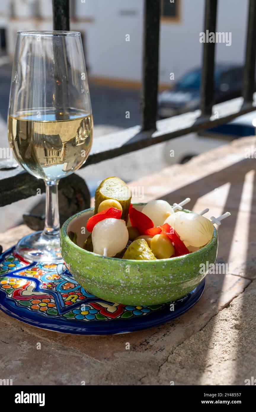 Sherry fino, manzanilla, jerez vino liquoroso ottenuto da uva bianca palomino servito con tapas nella vecchia casa di Jerez de la Frontera, Cadice, Andalusia, Foto Stock