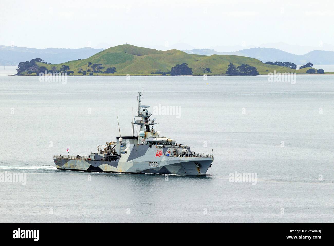 La HMS Tamar, una nave di pattuglia offshore classe Batch 2 della Royal Navy, arriva alla Royal New Zealand Navy base a Devonport, nuova Zelanda Foto Stock