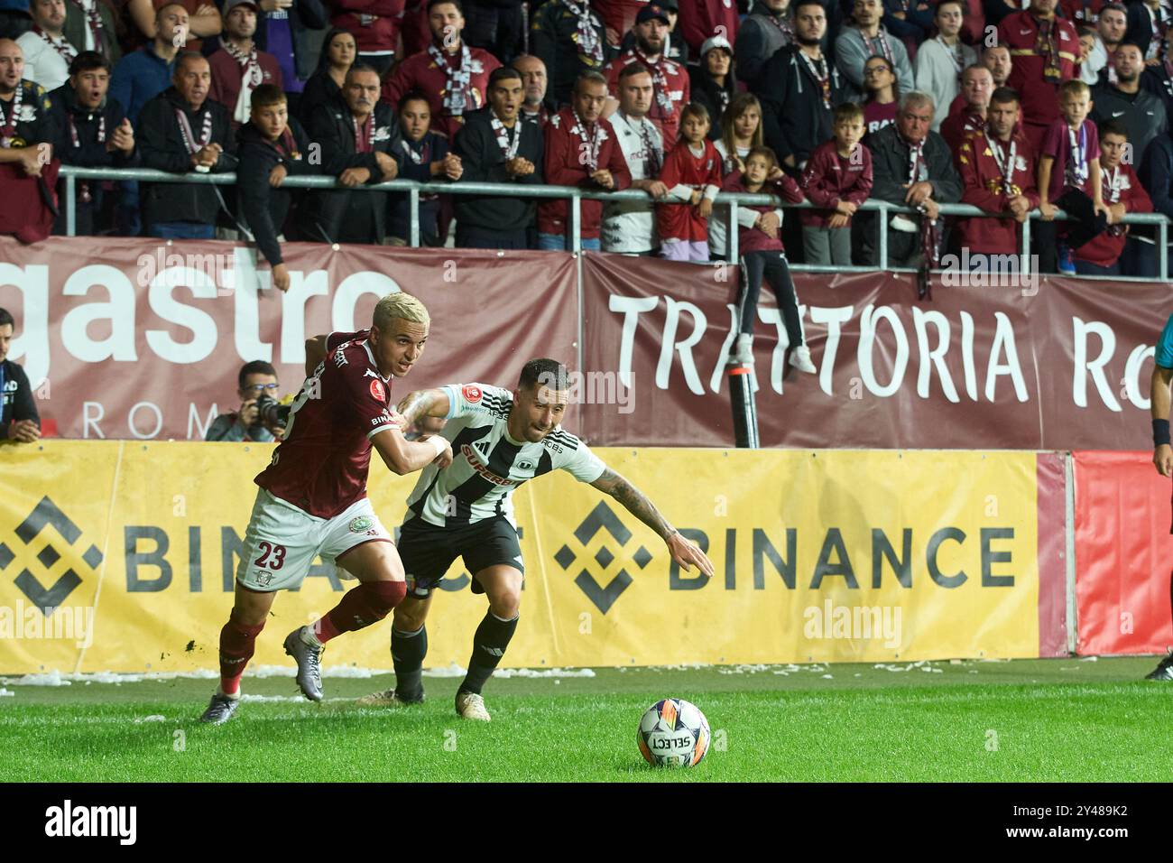 Bucarest, Romania. 16 settembre 2024: Cristian Manea (L) di Rapid Fight for the ball with Ovidiu BIC (R) of U Cluj durante la partita di calcio tra FC Rapid e U Cluj nel 9° round della Superliga, la prima lega del campionato rumeno 2024-2025, alla Superbet Arena-giulesti, a Bucarest. Crediti: Lucian Alecu/Alamy Live News Foto Stock