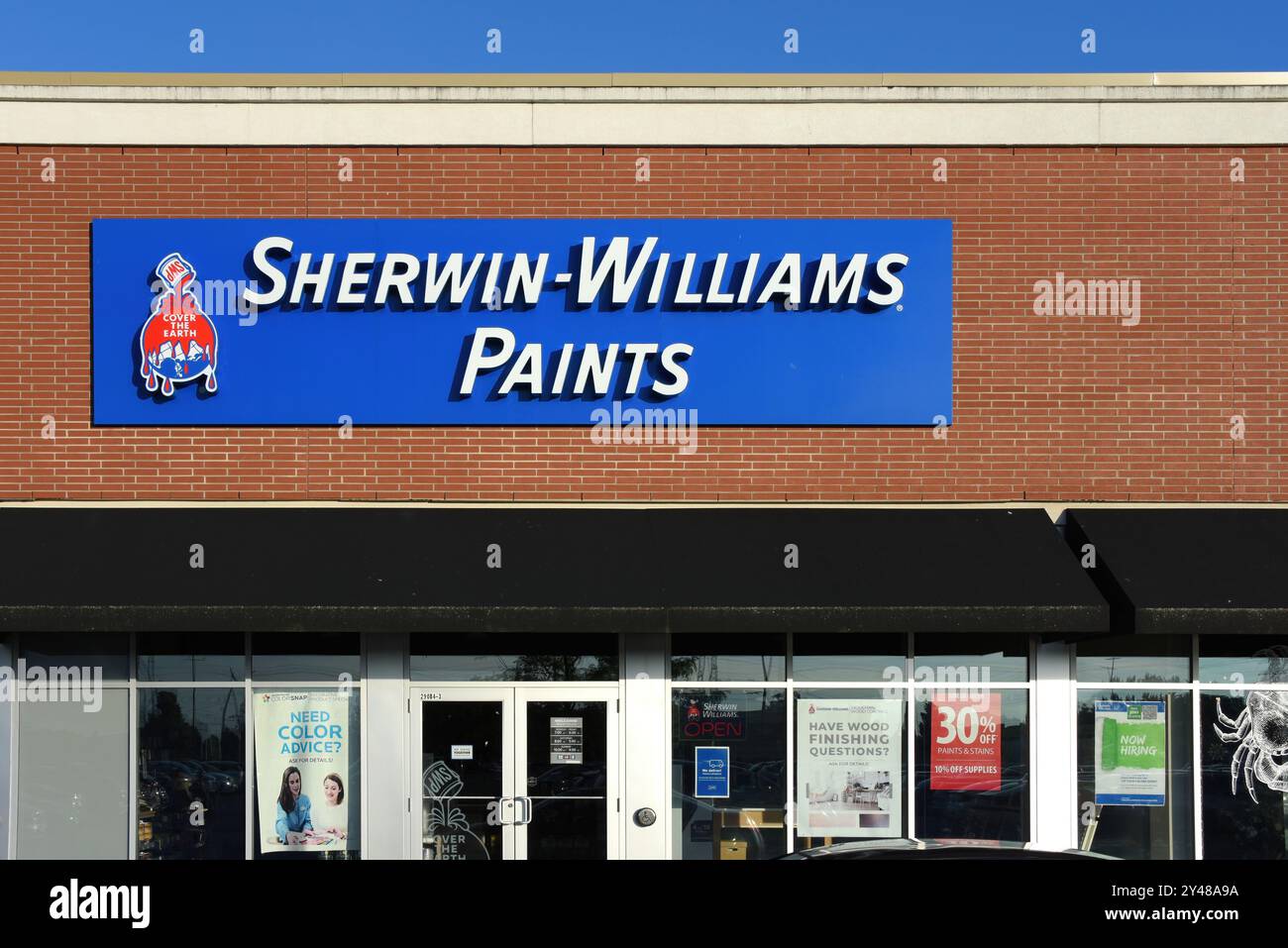 Ottawa, Canada - 7 luglio 2024: Negozio di vernici Sherman-Williams su Hunt Club Rd Sherman-Williams produce, distribuisce e vende prodotti di verniciatura. IT Foto Stock Ottawa, Canada - 7 luglio 2024: Negozio di vernici Sherman-Williams su Hunt Club Rd Sherman-Williams produce, distribuisce e vende prodotti di verniciatura. IT Foto Stock