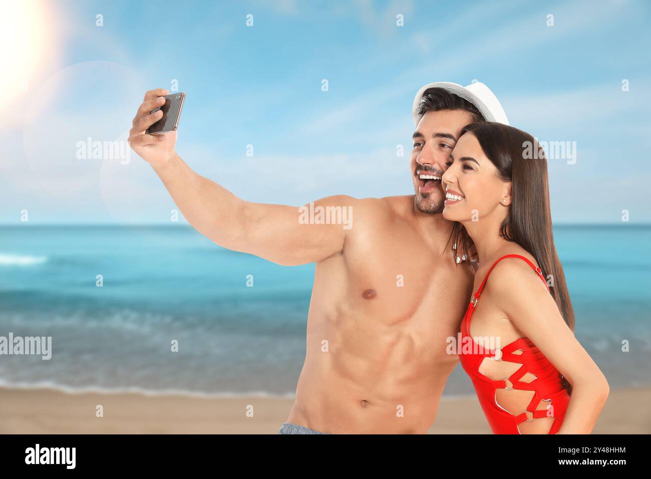 Sposi sposi felici che fanno selfie in mare in luna di miele Foto Stock