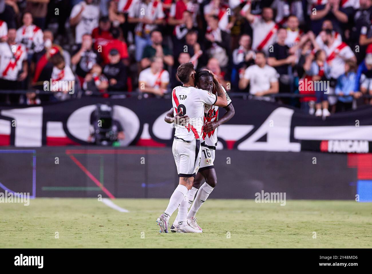 Madrid, Spagna. 16 settembre 2024. (L-R) Oscar Trejo e Abdul Mumin di Rayo Vallecano celebrano un gol durante la partita di calcio della settimana 5 della Liga EA Sports 2024/2025 tra Rayo Vallecano e CA Osasuna all'Estadio de Vallecas. Punteggio finale: Rayo Vallecano 3:1 CA Osasuna (foto di Federico Titone/SOPA Images/Sipa USA) credito: SIPA USA/Alamy Live News Foto Stock