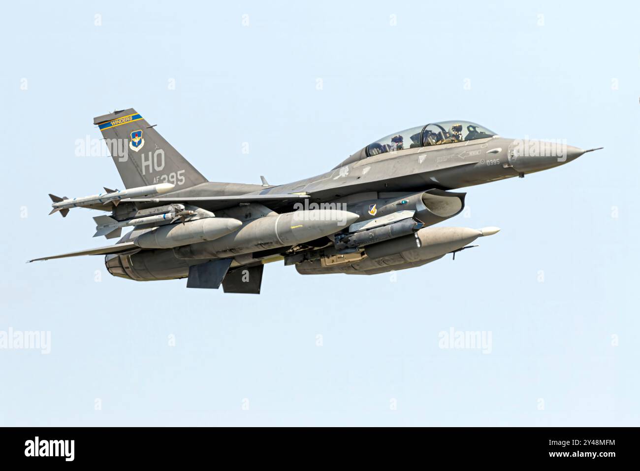 Un F-16D Fighting Falcon che esegue una demo al London International Air Show SkyDrive di Londra, Ontario Canada. Foto Stock