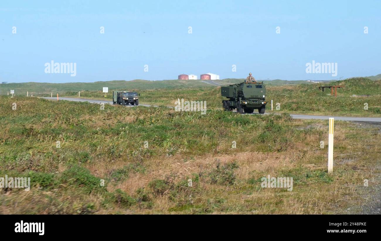 I soldati dell'esercito degli Stati Uniti assegnati a Alpha Battery, 5th Battalion, 3rd Field Artillery Regiment (Long Range Fires Battalion), 1st Multi-Domain Task Force, mobilitano il M142 High Mobility Artillery Rocket System (HIMARS) come parte dell'operazione di proiezione della forza dell'11th Airborne Division a Shemya Island, Alaska, 12 settembre 2024. La capacità della divisione di proiettare il potere in modo rapido ed efficace assicura alleati e nazioni partner nell'Indo-Pacifico, ed è la chiave per la forza dei partenariati e delle relazioni nella regione. (Foto U.S. Army di SPC. Brandon Vasquez) Foto Stock