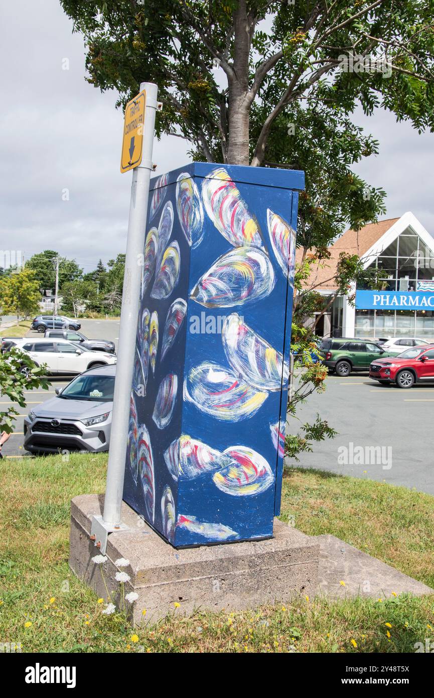 Murale con conchiglie di cozze sulla scatola di controllo del traffico elettrico a Conception Bay South, Newfoundland & Labrador, Canada Foto Stock