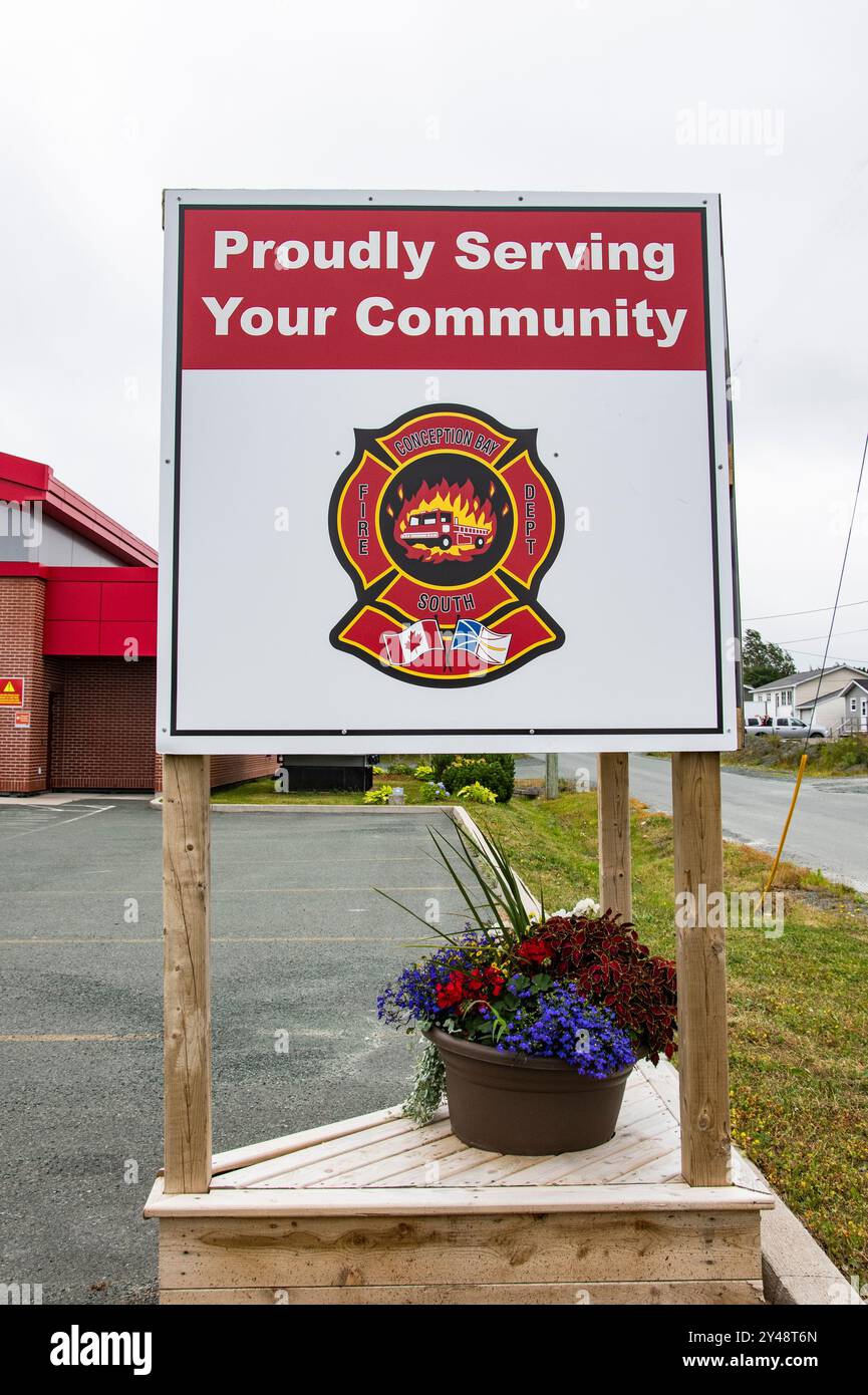 Sei orgoglioso di servire il cartello della tua comunità alla stazione dei vigili del fuoco 1 sulla Conception Bay Highway a Conception Bay South, Newfoundland & Labrador, Canada Foto Stock