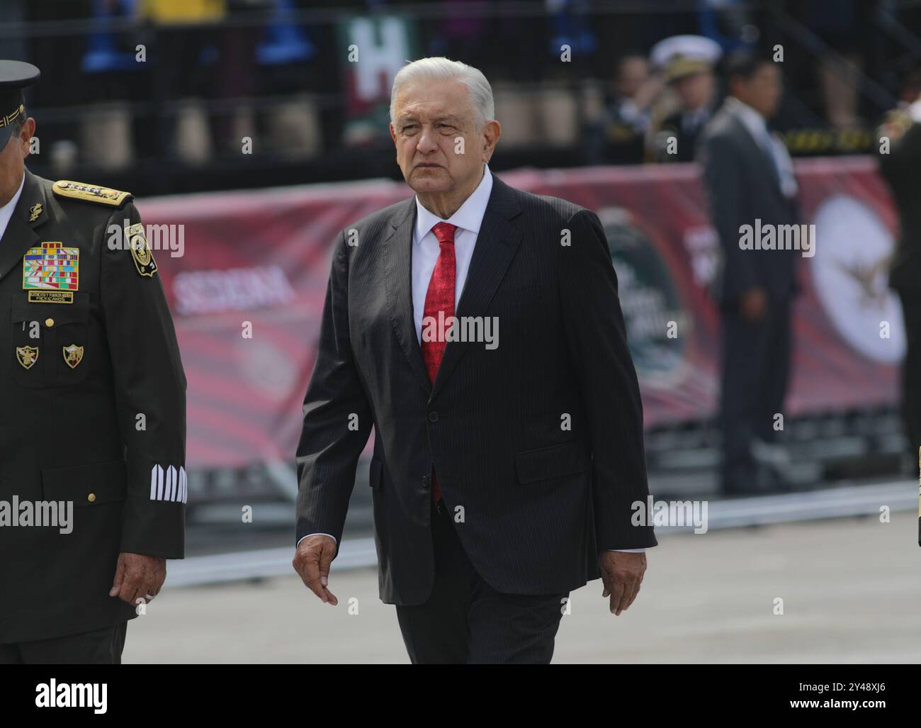 Non esclusiva: Il presidente messicano Andres Manuel Lopez Obrador partecipa alla celebrazione della parata civile militare in commemorazione dei 214 anni Foto Stock