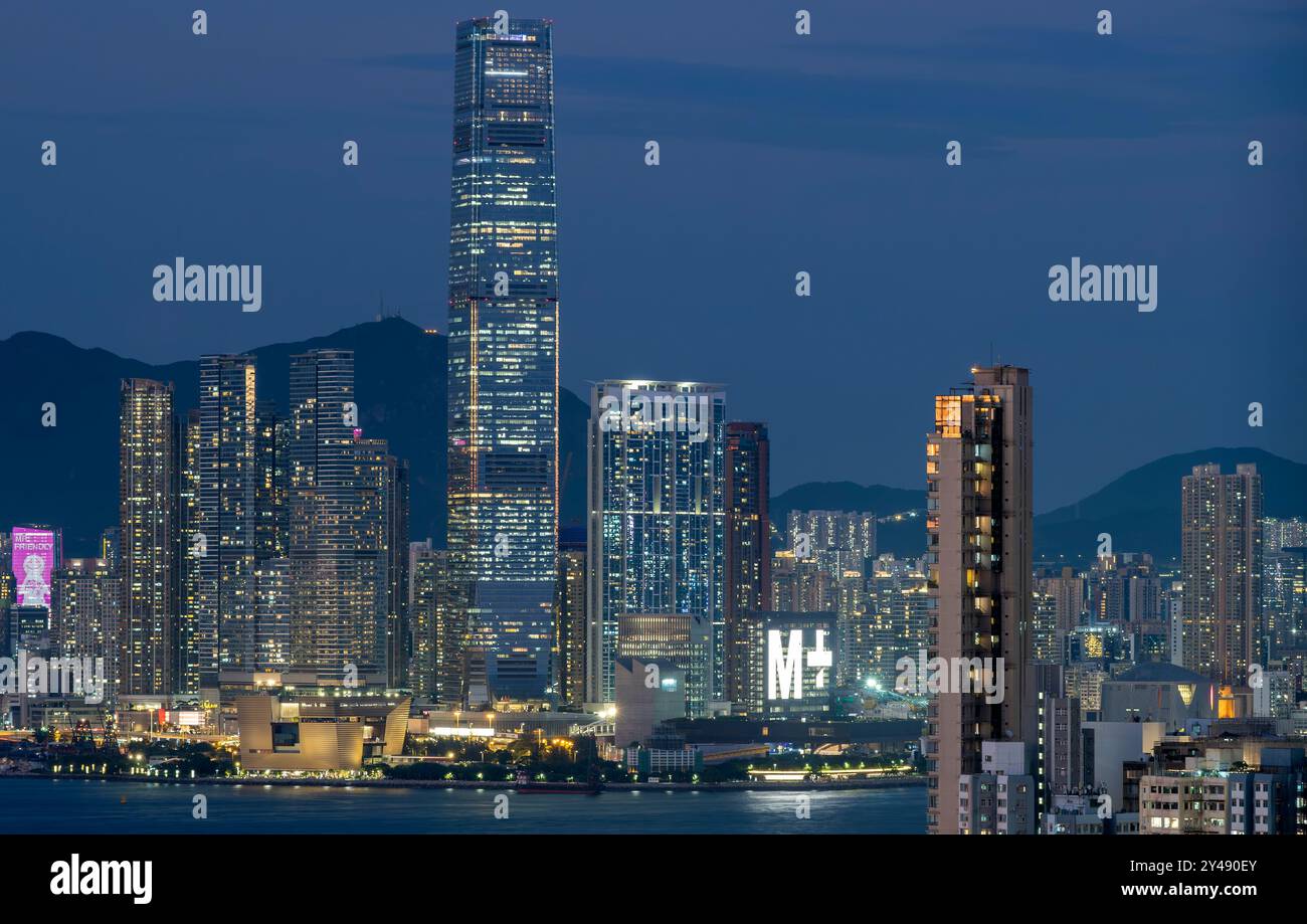 L'ICC International Commerce Centre e il nuovissimo museo M+ di cultura visiva di Hong Kong, Victoria Harbour, Hong Kong, Cina. Foto Stock