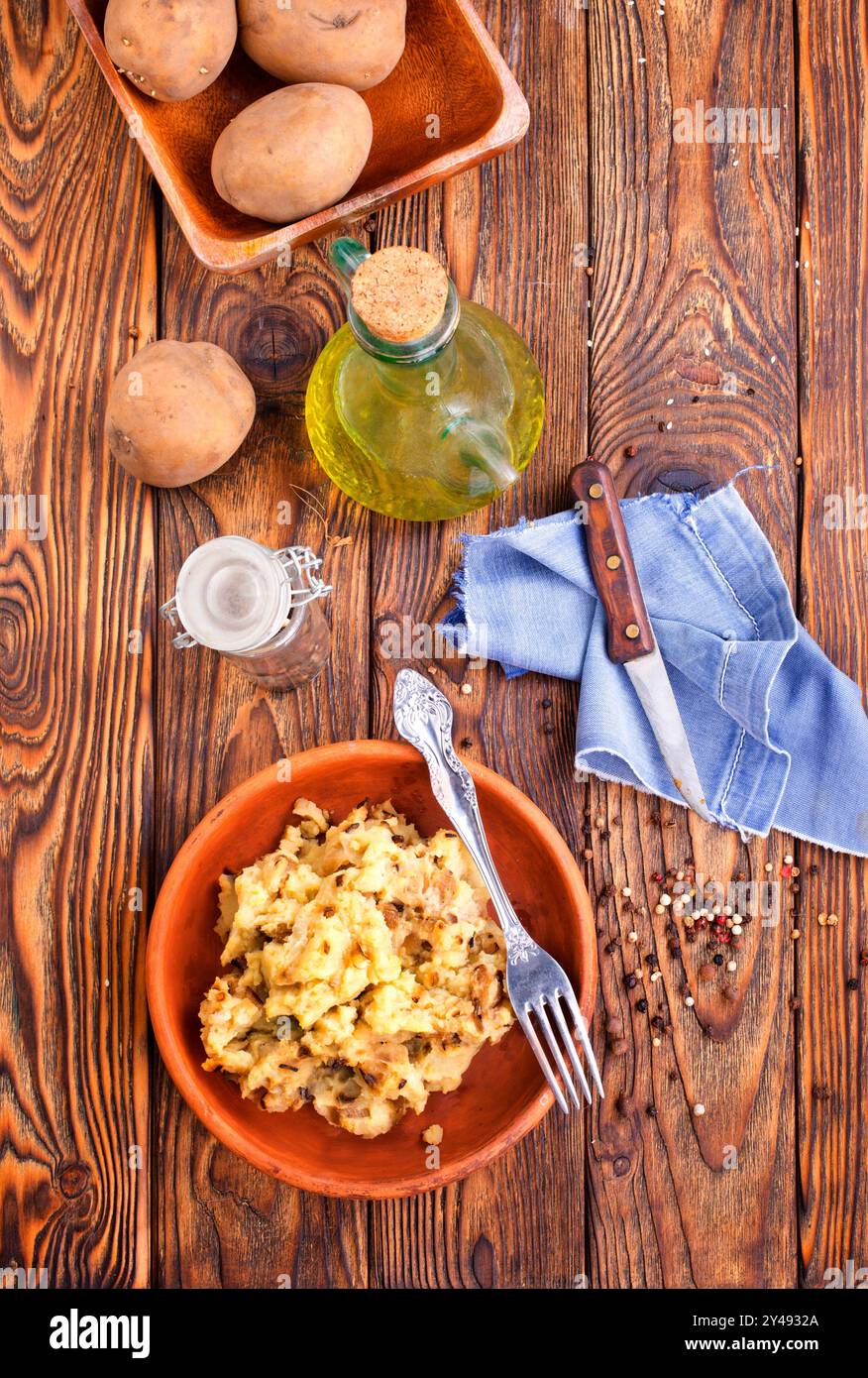 Purè di patate con cipolla fritta nel recipiente su un tavolo Foto Stock