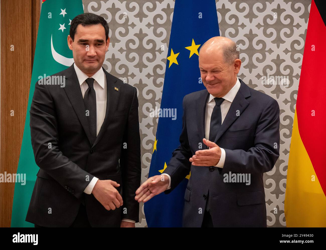 Astana, Kazakistan. 17 settembre 2024. Il Cancelliere federale Olaf Scholz (SPD, r) e Serdar Berdimuhamedow, Presidente del Turkmenistan, si salutano in una riunione bilaterale prima dell'inizio del Vertice sull'Asia centrale. Un anno fa, la Germania ha concordato un partenariato strategico con le cinque ex repubbliche sovietiche dell'Asia centrale incentrato sull'economia e l'energia, il clima e l'ambiente e la cooperazione regionale. Crediti: Michael Kappeler/dpa/Alamy Live News Foto Stock