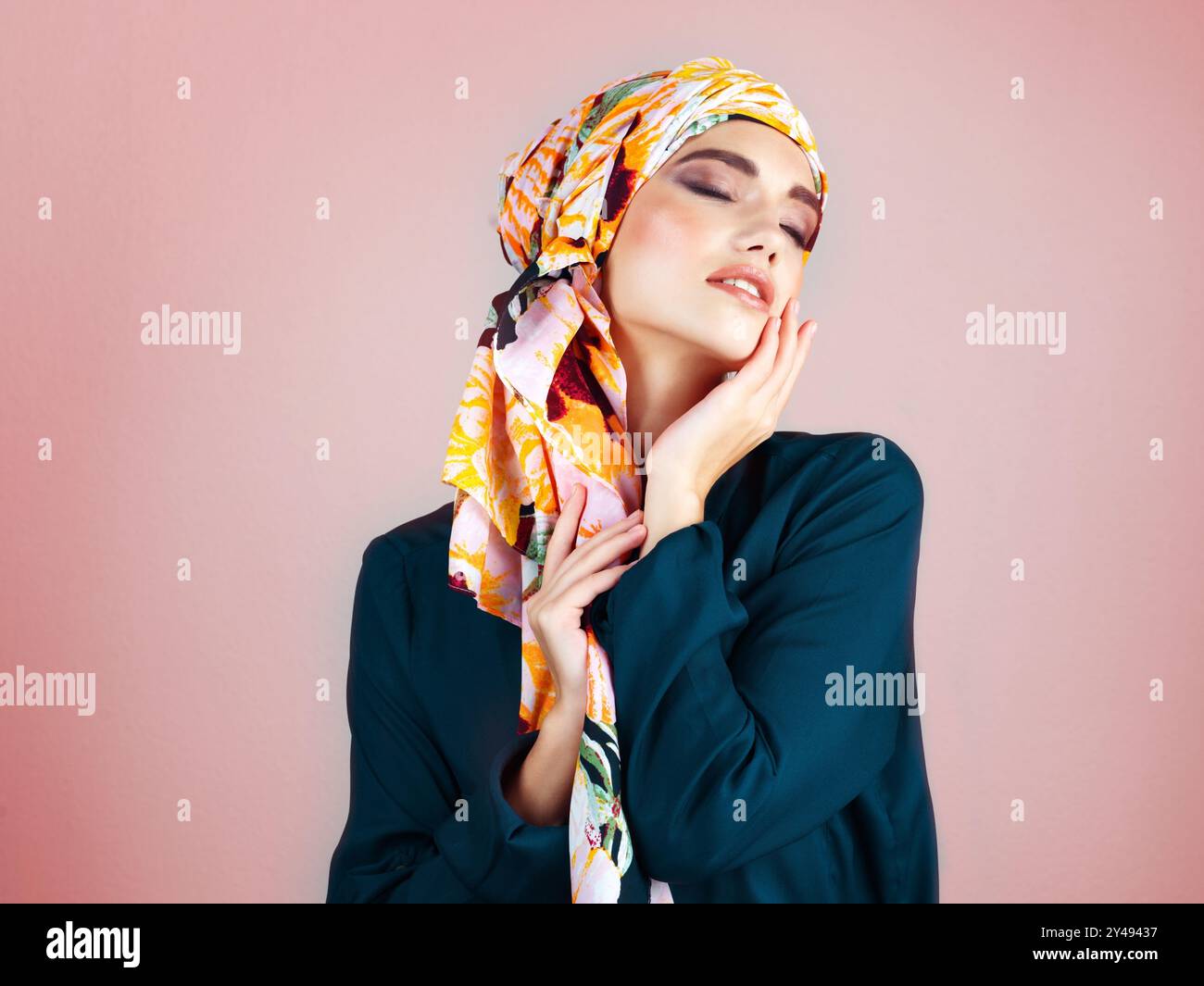 Hijab, bagliore e moda con donna in studio per lo stile islamico, la cultura araba e abiti modesti. Raya, eid Mubarak celebrazione ed eleganza con Foto Stock