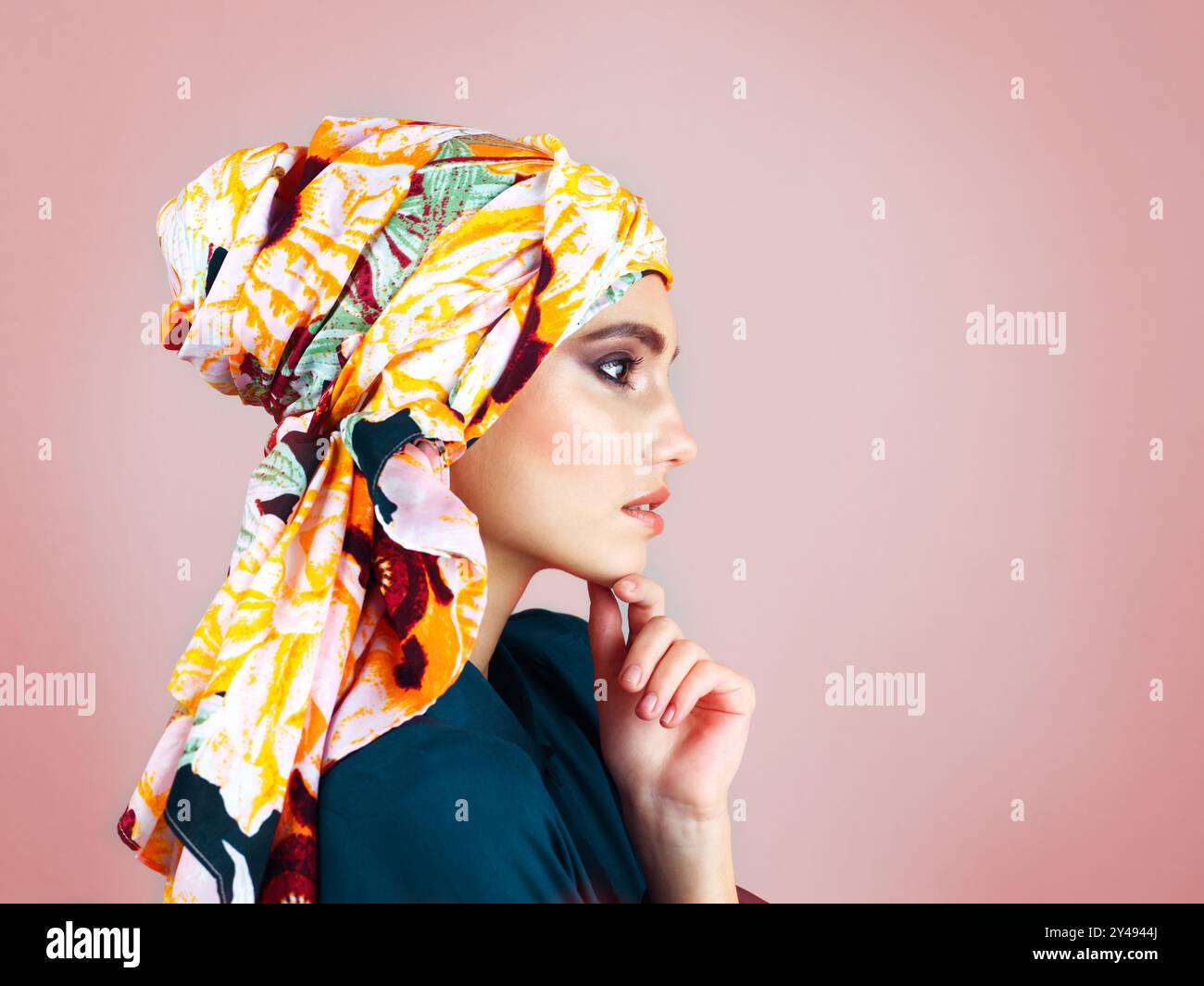 Hijab, profilo e pensiero con la donna in studio per la moda islamica, la cultura araba o abiti modesti. Raya, eid Mubarak celebrazione ed eleganza Foto Stock