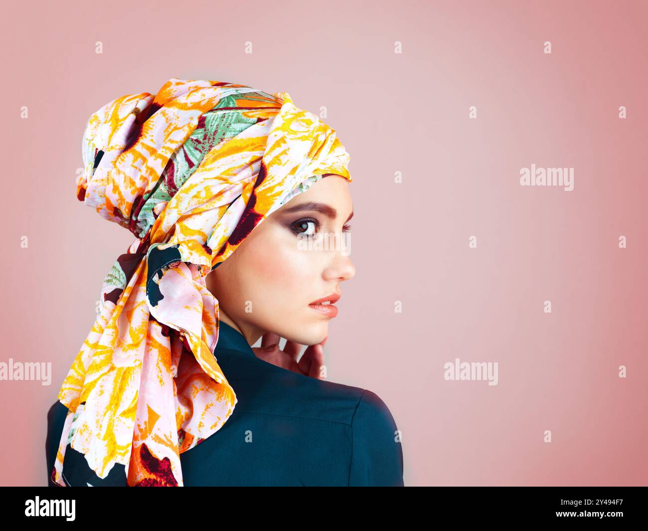 Hijab, profilo e musulmano con donna in studio per la moda islamica, la cultura araba o abiti modesti. Raya, eid Mubarak celebrazione ed eleganza con Foto Stock