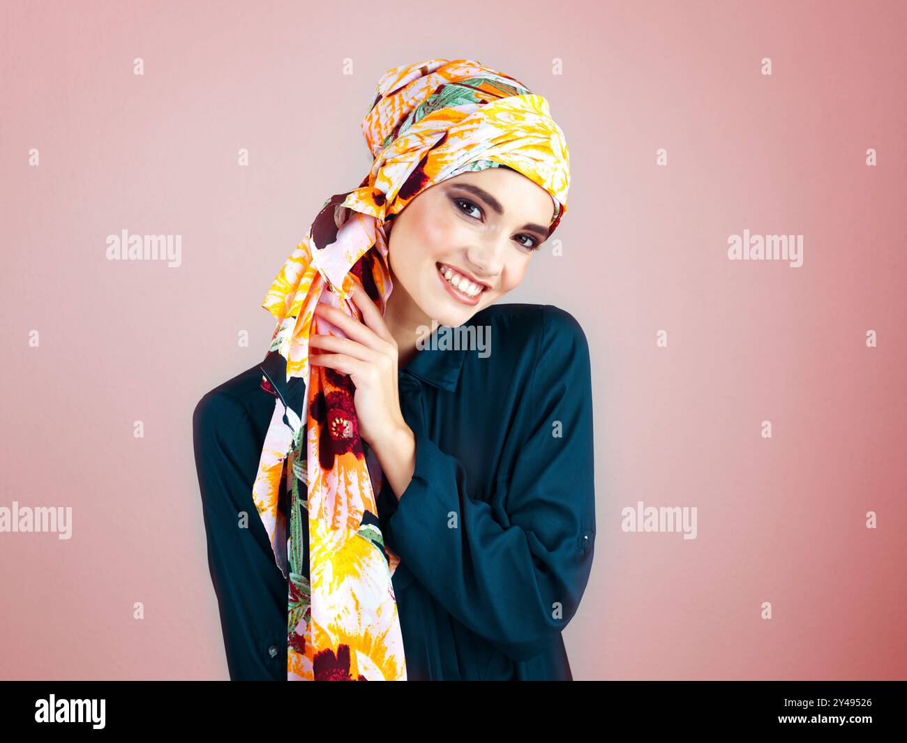 Hijab, ritratto e sorriso con la donna in studio per la moda islamica, la cultura araba e abiti modesti. Raya, eid Mubarak celebrazione ed eleganza con Foto Stock