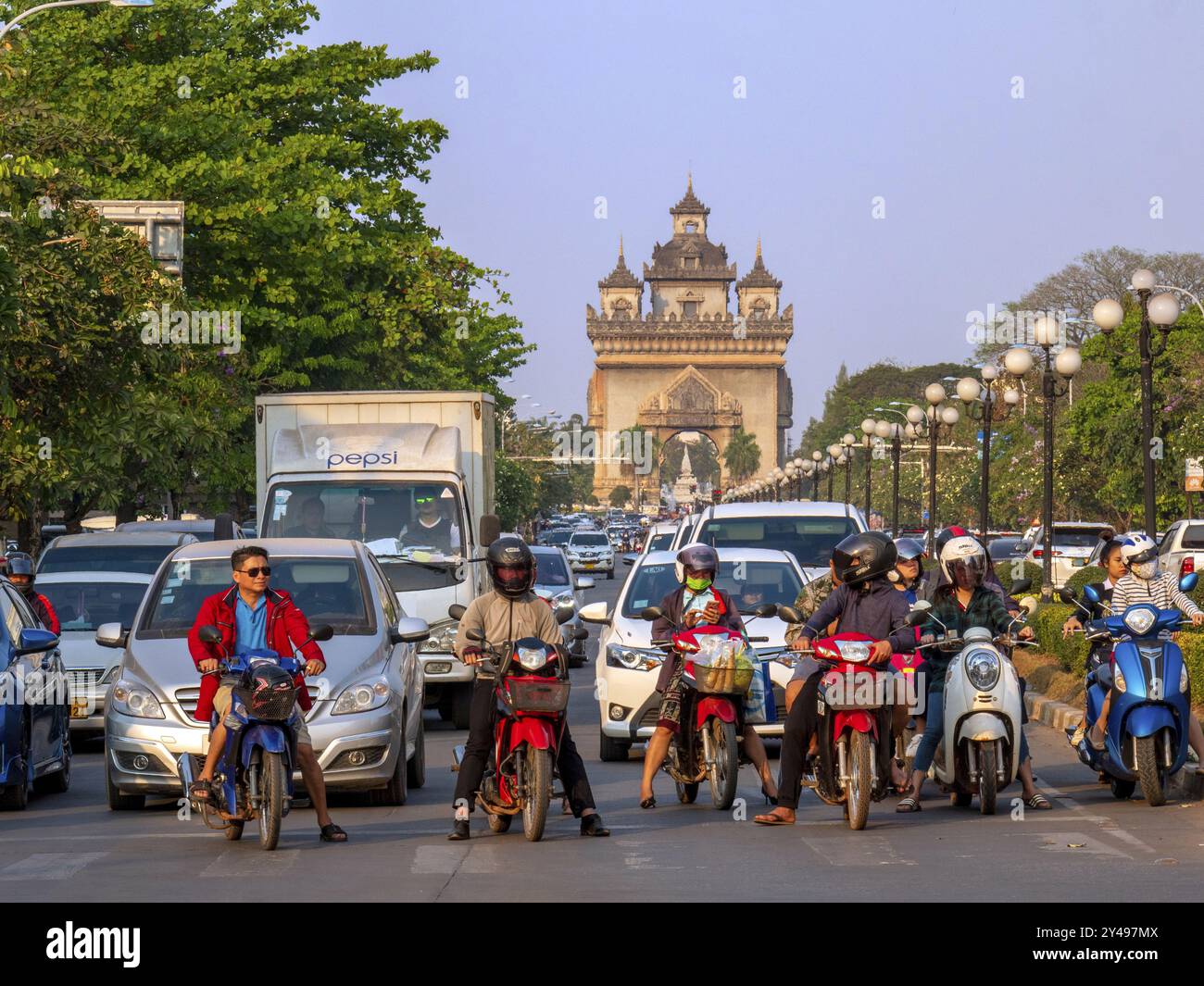 LAOS, VIENTIANE, SULLO SFONDO IL PATUXAI (MONUMENTO DELLA VITTORIA) Foto Stock