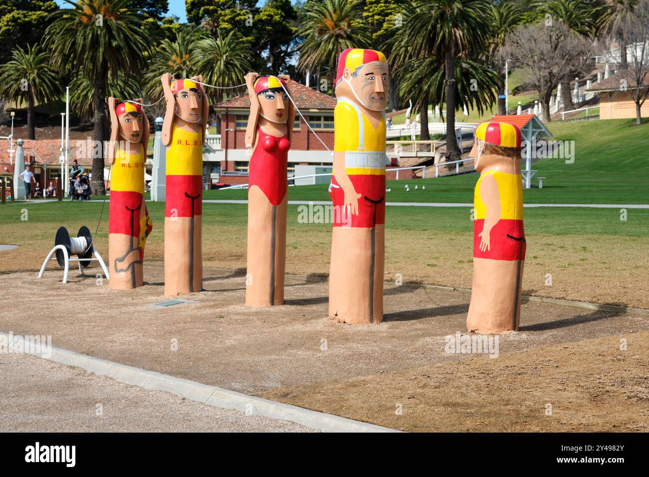 Geelong Bollards raffiguranti i bagnanti di Eastern Beach, tra cui Billy Coyte, arte pubblica sul lungomare, Geelong, Victoria, Australia. Foto Stock