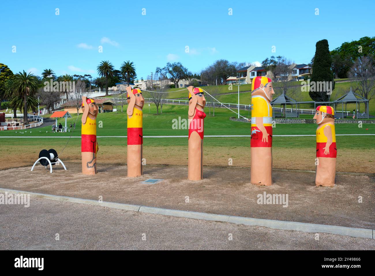 Geelong Bollards raffiguranti i bagnanti di Eastern Beach, tra cui Billy Coyte, arte pubblica sul lungomare, Geelong, Victoria, Australia. Foto Stock