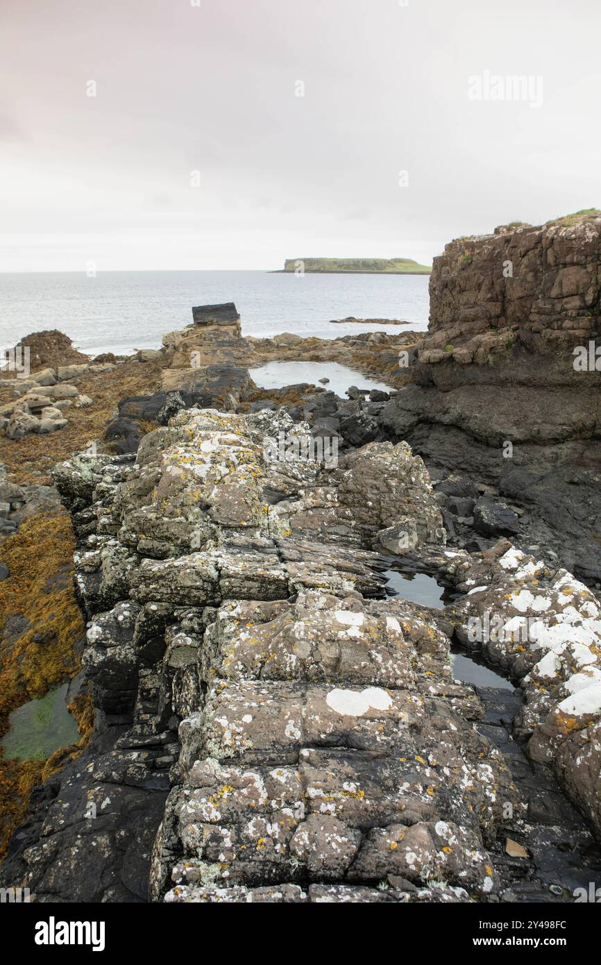 Una costa rocciosa vicino a Coral Beach, nell'isola di Skye, in Scozia. Foto Stock