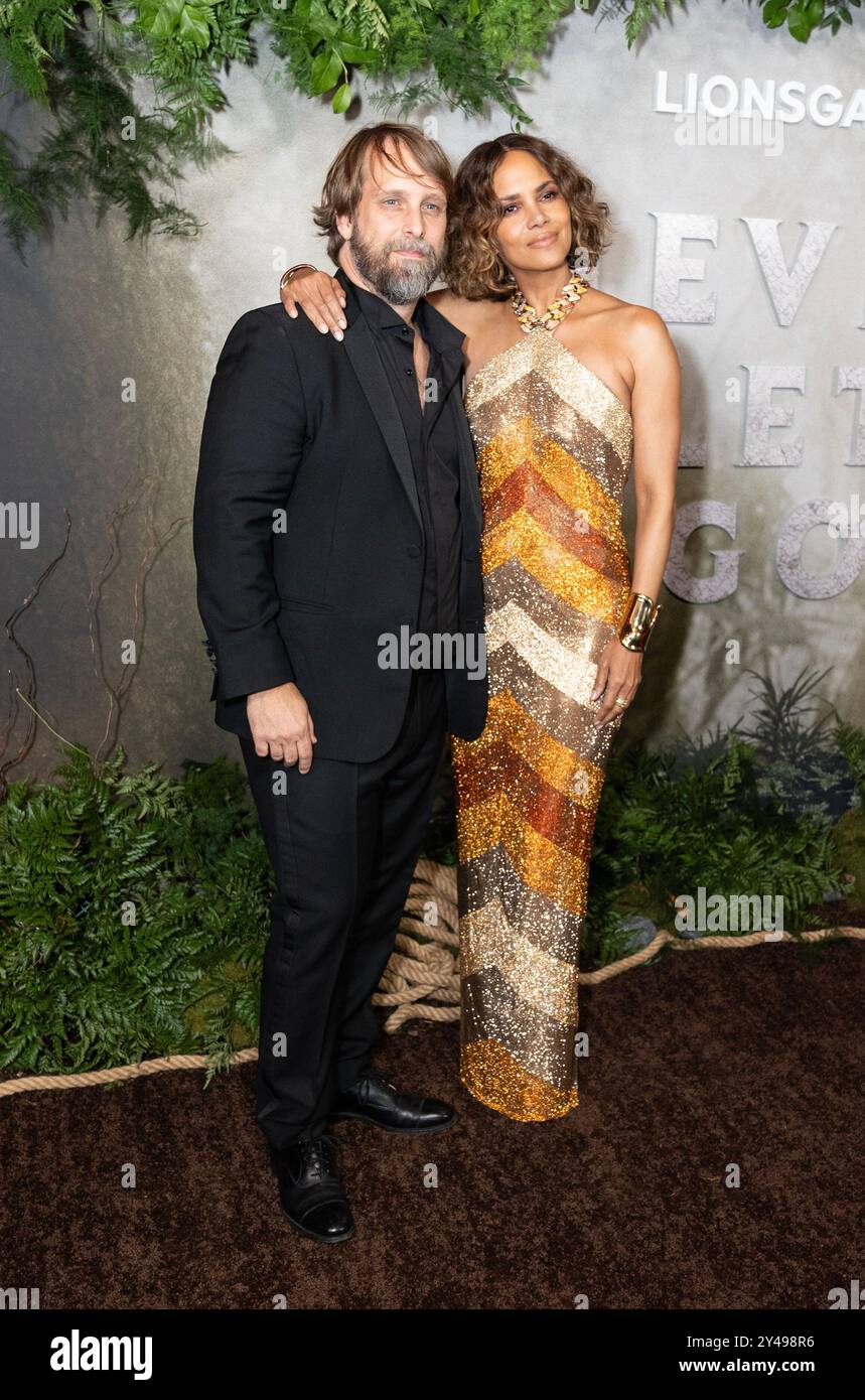 New York, Stati Uniti. 16 settembre 2024. Alexandre Aja e Halle Berry che indossano l'abito di Tamara Ralph partecipano alla prima di Lionsgate 'Never Let Go' al Regal Times Square di New York il 16 settembre 2024. (Foto di Lev Radin/Sipa USA) credito: SIPA USA/Alamy Live News Foto Stock