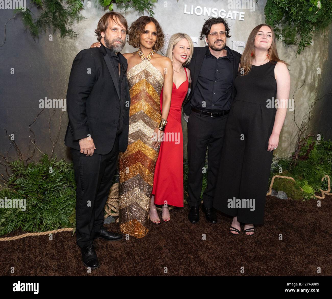 New York, Stati Uniti. 16 settembre 2024. Alexandre Aja, Halle Berry, Holly Jeter, Dan Cohen ed Emily Morris assistono alla prima di Lionsgate 'Never Let Go' al Regal Times Square di New York il 16 settembre 2024. (Foto di Lev Radin/Sipa USA) credito: SIPA USA/Alamy Live News Foto Stock